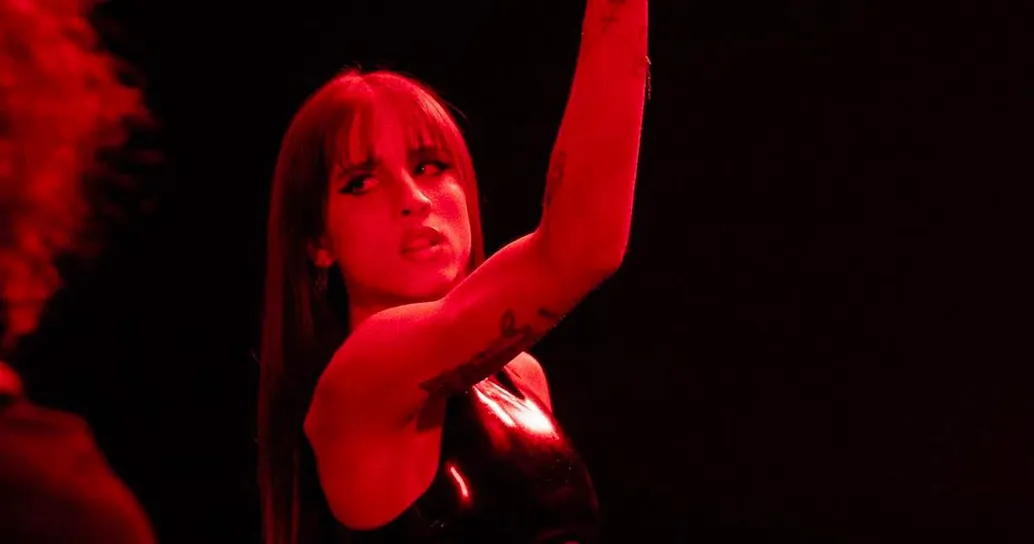 Angelina Mango è stata nuovamente criticata per il suo look durante i concerti: ecco i messaggi