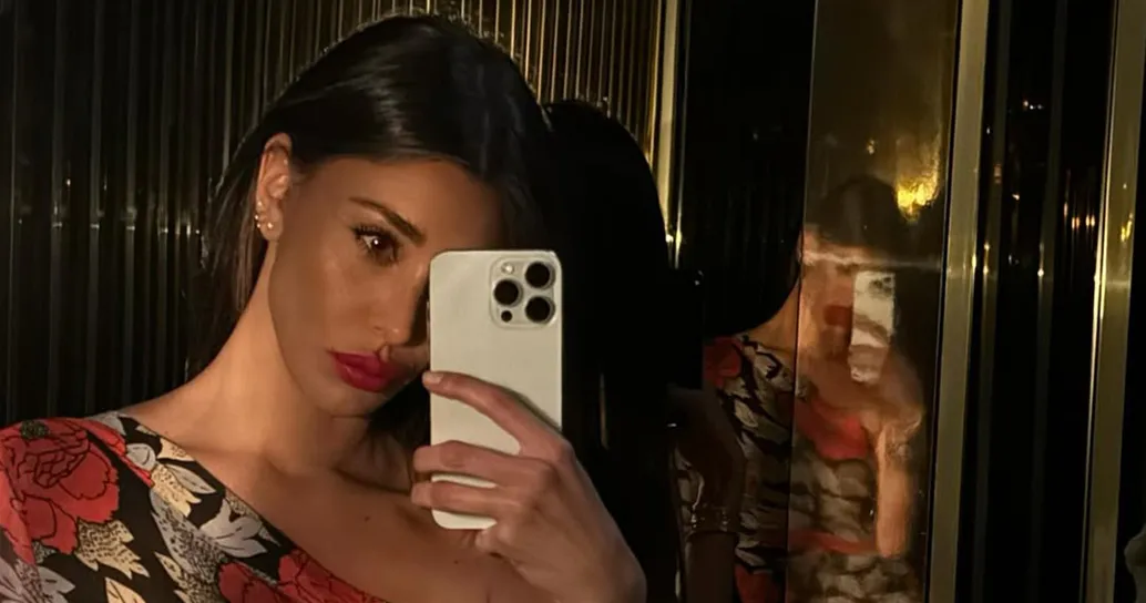 Dai capelli lunghi al caschetto: il cambio look di Belén sorprende i fan