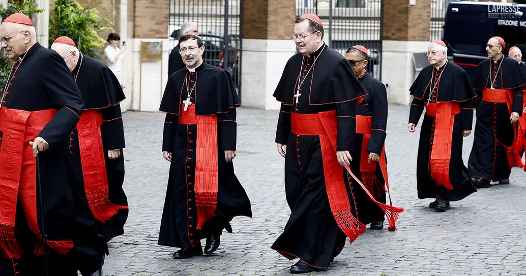 Conclave, i cardinali prosciugano gli alcolici del minibar dell’hotel: “Pensavano fossero gratis”