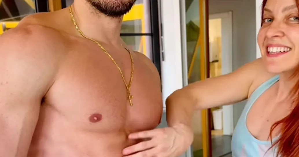 Noemi e la particolare preparazione per il tour: si allena “suonando” gli addominali del personal trainer