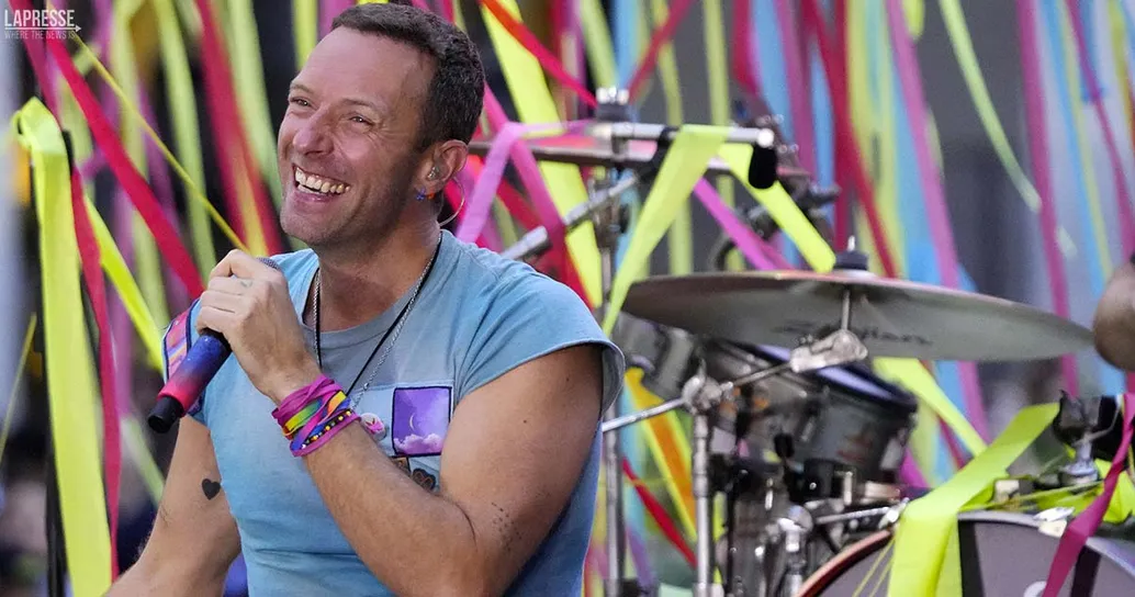 Chi è Emmanuel Kelly, l’artista che ha cantato con i Coldplay nel’ Halftime Show di PSG Chelsea