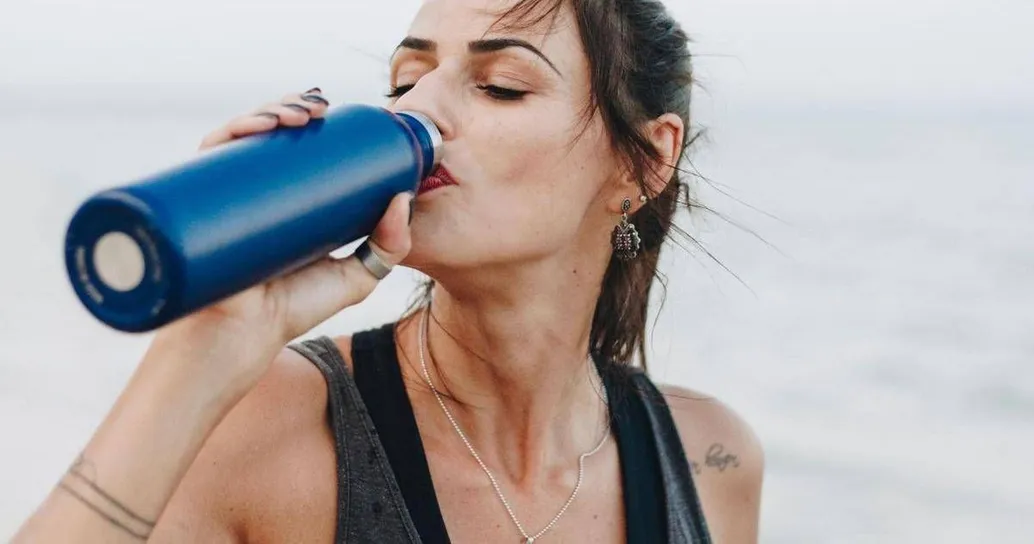 Acqua fredda o a temperatura ambiente? Come è meglio berla quando fa molto caldo
