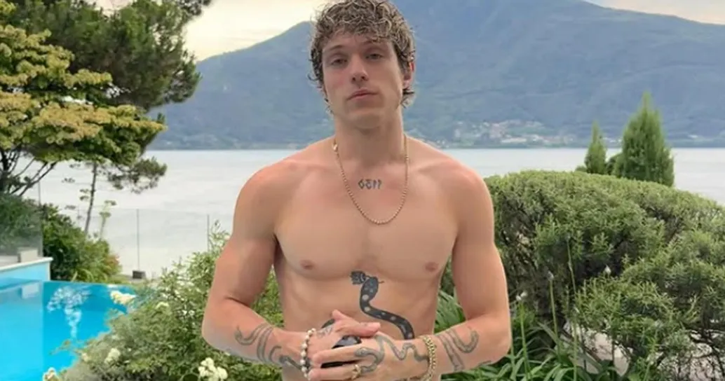 Problemi per Irama durante il concerto: perde i pantaloni e resta in mutande sul palco, il video