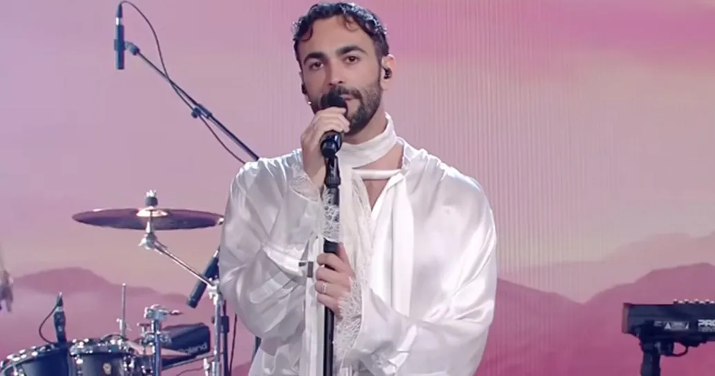 Marco Mengoni nota in prima fila uno spettatore annoiato: la sua reazione (esilarante) conquista il web