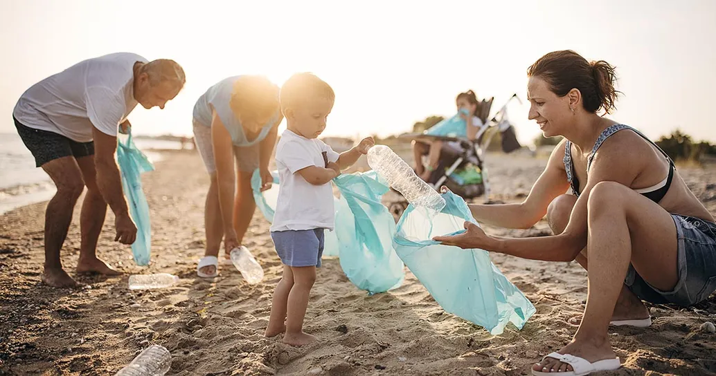 Giostre gratis ai bambini che ripuliscono la spiaggia dai rifiuti: un comune siciliano premia il rispetto dell’ambiente