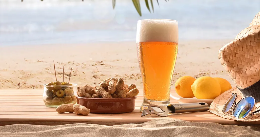 A Bari l’aperitivo è green: un drink gratis in cambio di rifiuti raccolti sulla spiaggia
