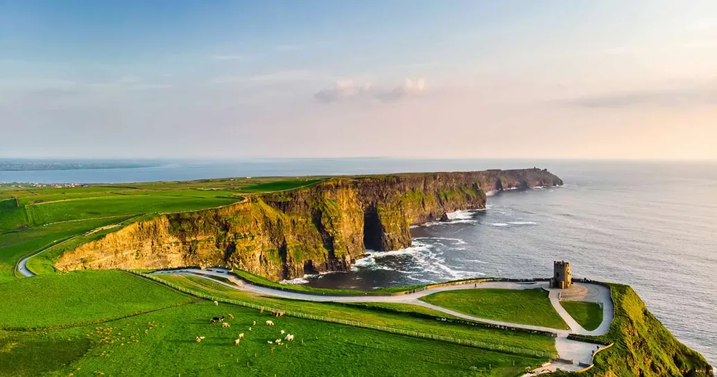 Fine di un’era: l’Irlanda spegne l’ultima centrale a carbone e la trasforma in hub per le rinnovabili
