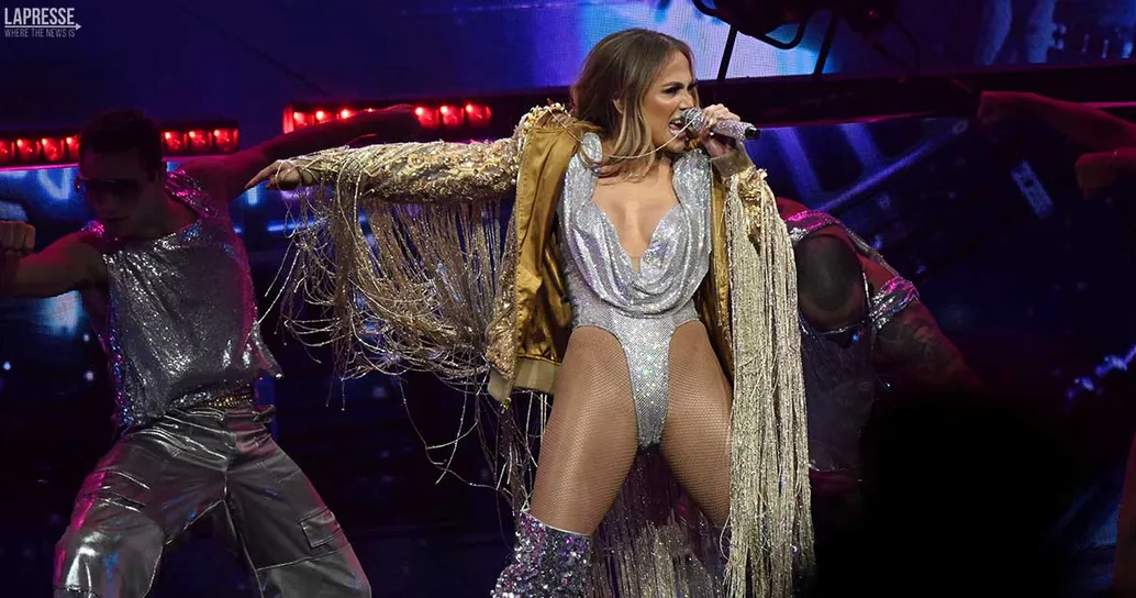 L’ospite indesiderato sul collo di Jennifer Lopez: la sua reazione durante il concerto è da applausi