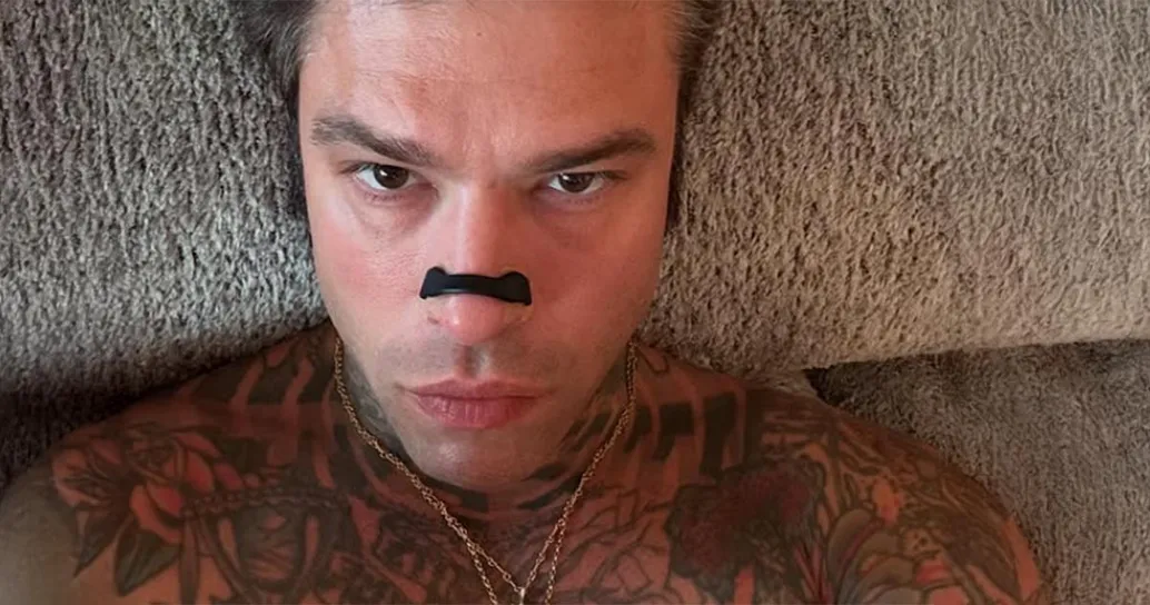 Fedez e Giulia Honegger ormai sono una coppia ufficiale: la foto in bagno e la dedica (che sembra parlare a Chiara Ferragni)