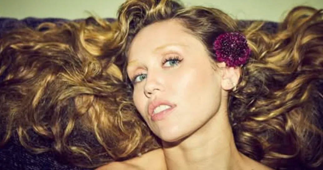 Miley Cyrus posa completamente nuda: la copertina è un ritorno (bollente) alle origini