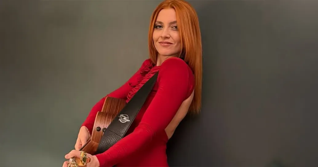 Noemi cuore d’oro, interrompe il concerto per salvare una farfalla incastrata nei tasti del piano: il video