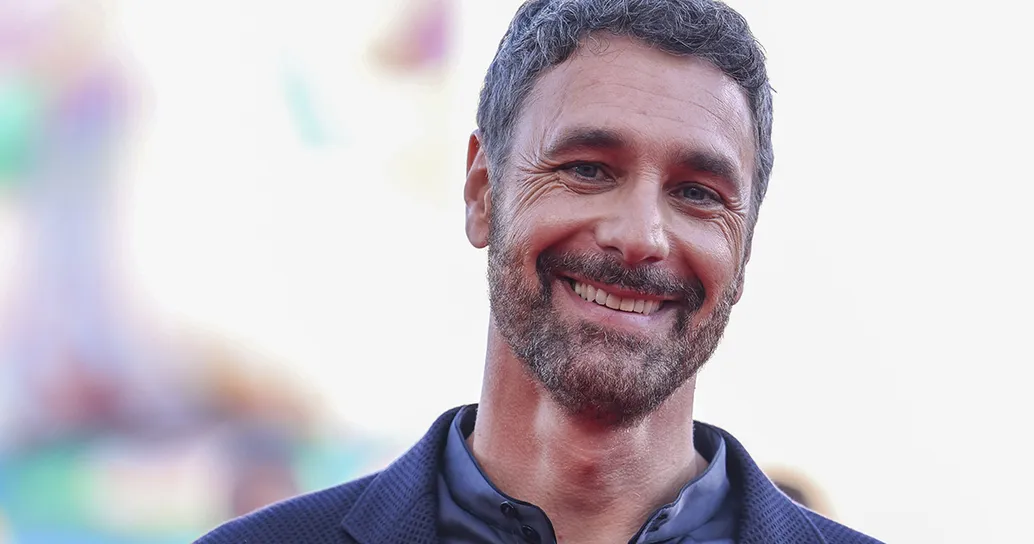 Raoul Bova fugge al mare con le figlie e “ritrova il sorriso”: come stanno affrontando la bufera lui e Rocio Munoz Morales