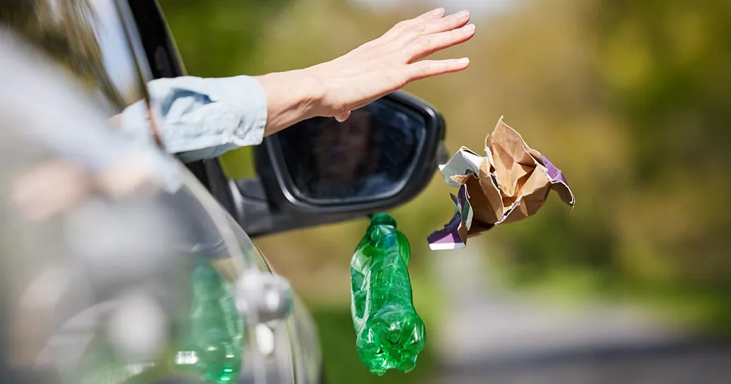 Tolleranza zero per chi getta rifiuti e mozziconi dal finestrino: l’Italia difende l’ambiente e dice basta all’inciviltà