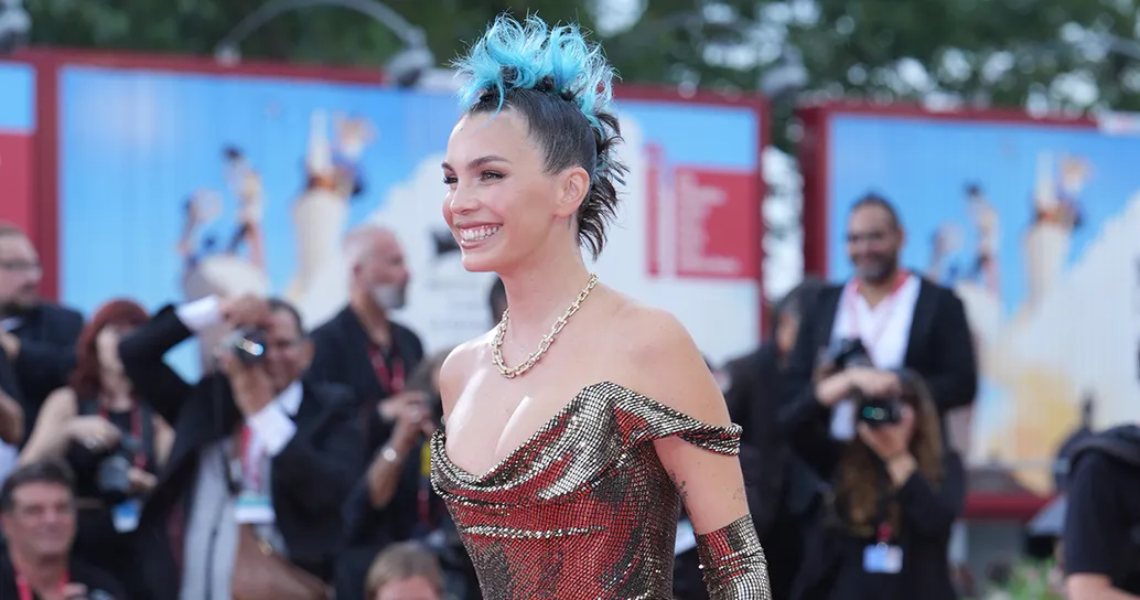 Rose Villain “fuorilegge” al Festival del Cinema di Venezia: scappa dalla sicurezza e corre a salutare i fan, il video