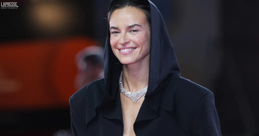 Sensuale e provocante, il nude look di Kasia Smutniak è un elegante omaggio a Giorgio Armani