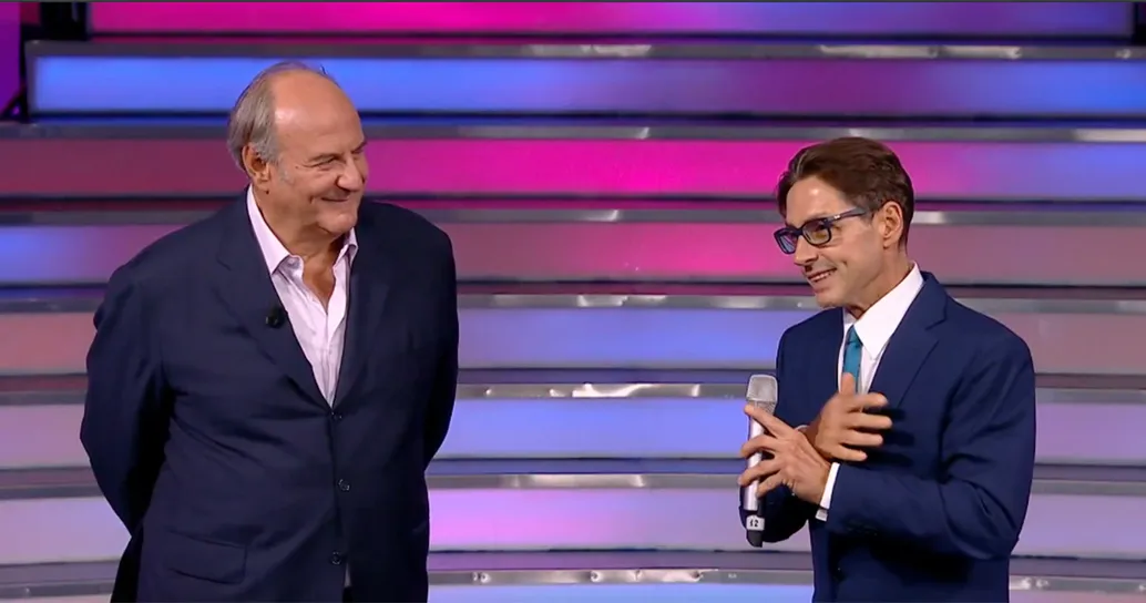 Pier Silvio Berlusconi entra a sorpresa a La Ruota della Fortuna e lancia una bordata ad Affari Tuoi: ecco cosa ha detto