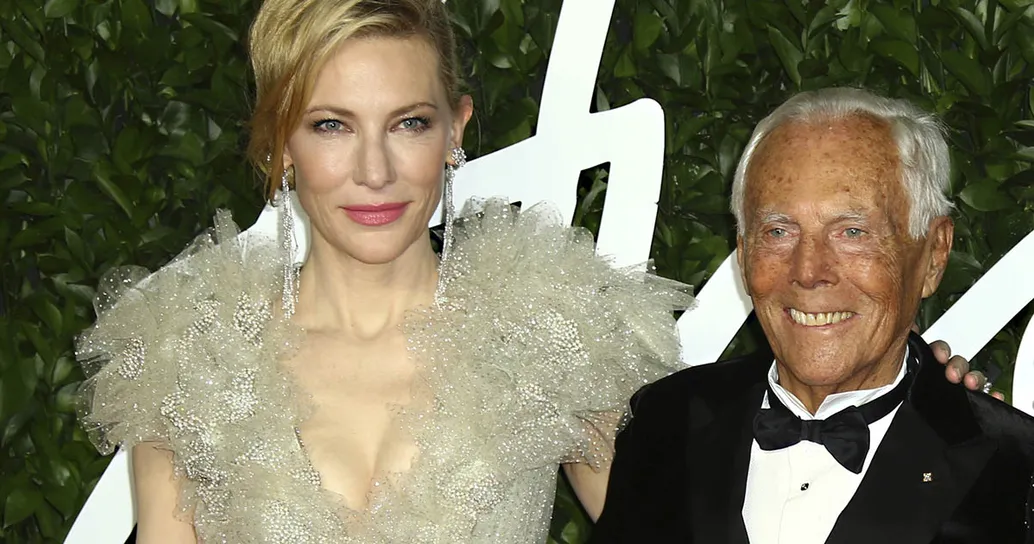 Cate Blanchett agli Emmy manda l’ultimo omaggio a Giorgio Armani, lo stilista che l’ha considerata la sua musa