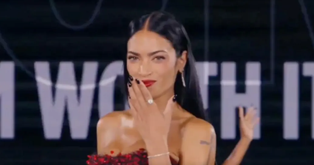 Elodie sensuale in passerella non trattiene il sorriso durante la catwalk, il video