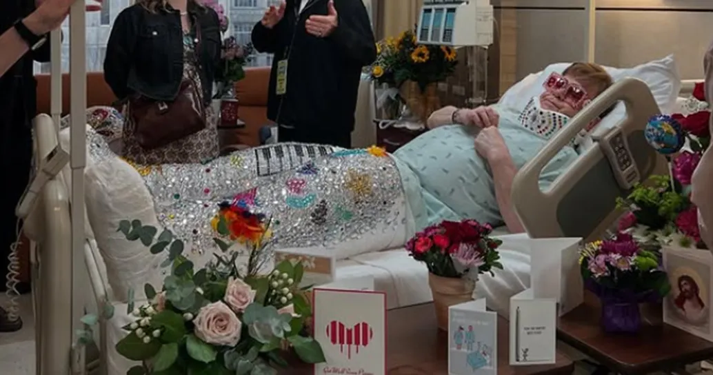 Elton John posta una foto nel letto d’ospedale e fa preoccupare i fan: come sta e cosa è successo