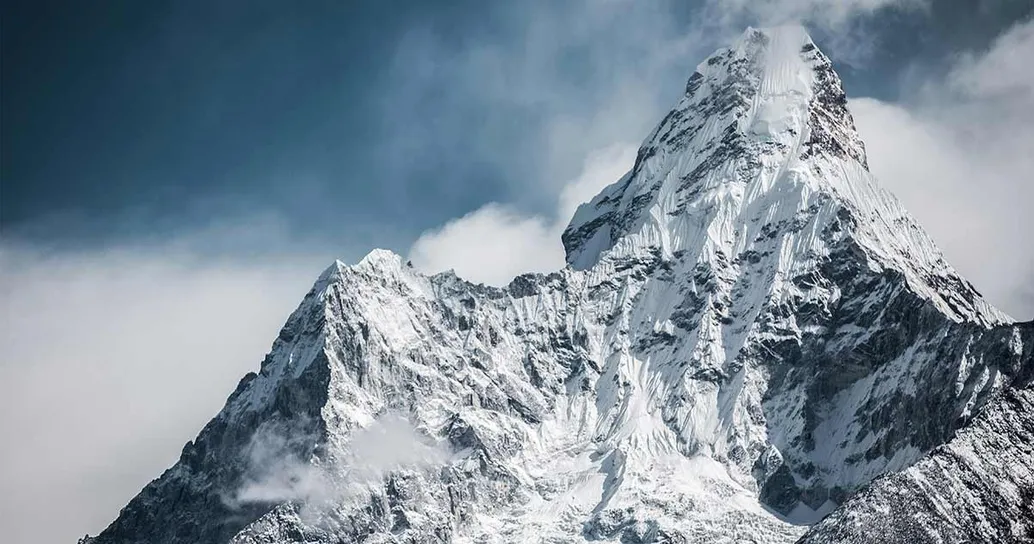Emergenza sull’Everest, centinaia di escursionisti intrappolati da una bufera