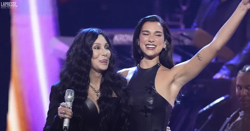 Dua Lipa: come sceglie le cover e gli ospiti del Radical Optimism Tour