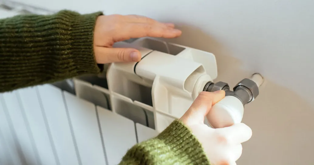 Quando si accendono i termosifoni nel 2025? Calendario per città e regole sul condizionatore