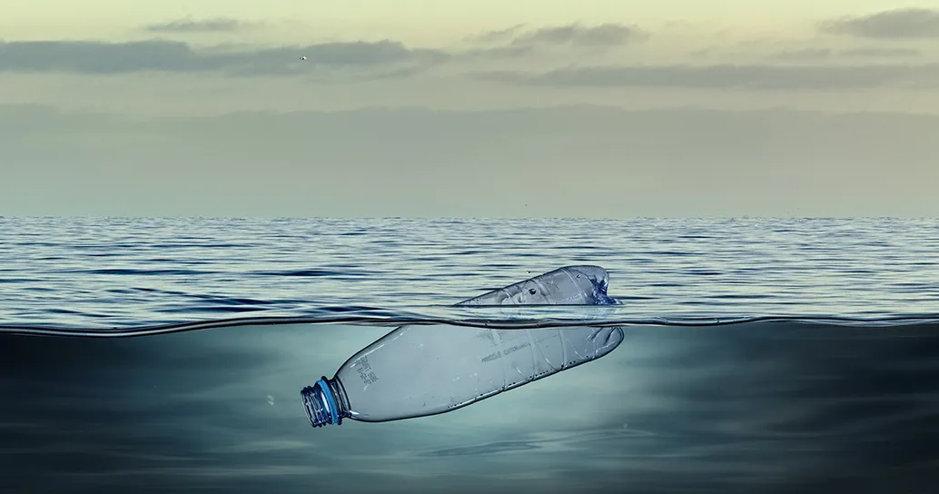 Un diciottenne potrebbe aver inventato il miglior sistema per pulire gli oceani dalla plastica (e l’idea è semplice)