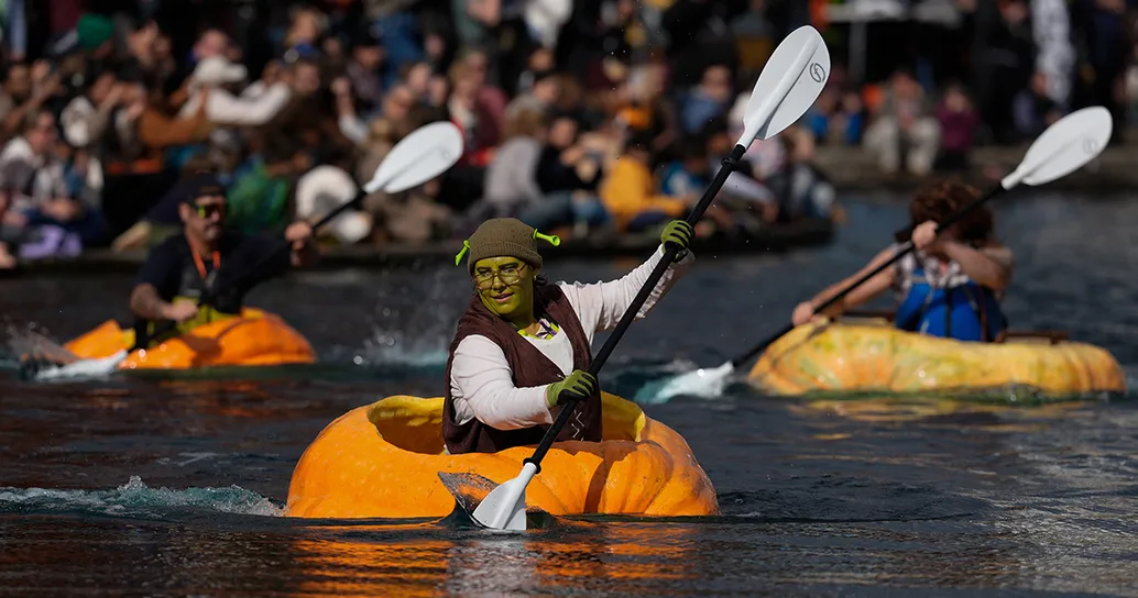Zucche giganti usate come barche nella gara più assurda di Halloween: il video della West Coast Giant Pumpkin Regatta è esilarante