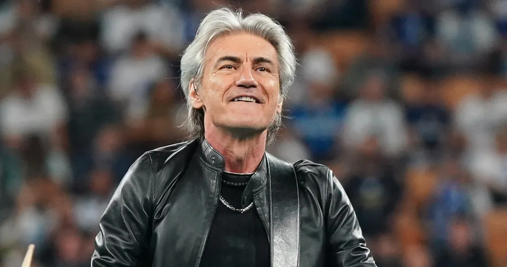 Ligabue, brutta caduta sul palco: il video virale