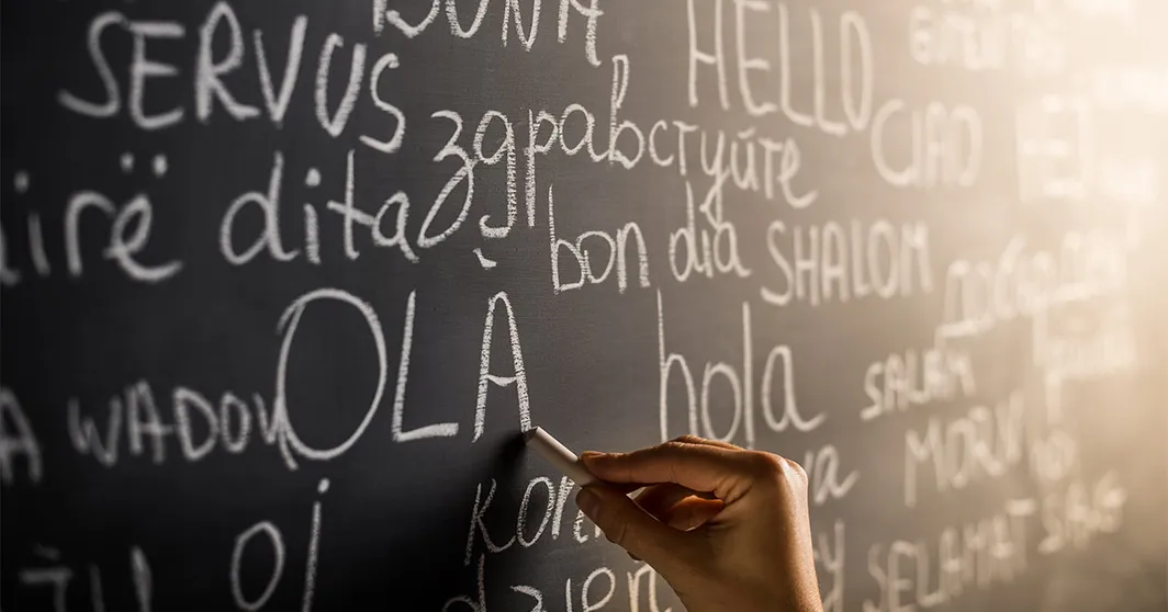 Ecco qual è la lingua più felice di tutte: lo dice la scienza