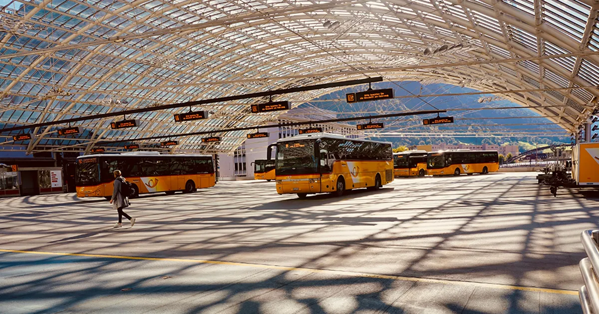 La Svizzera combatte lo smog estivo regalando il trasporto pubblico: a Ginevra mezzi gratis per tutti