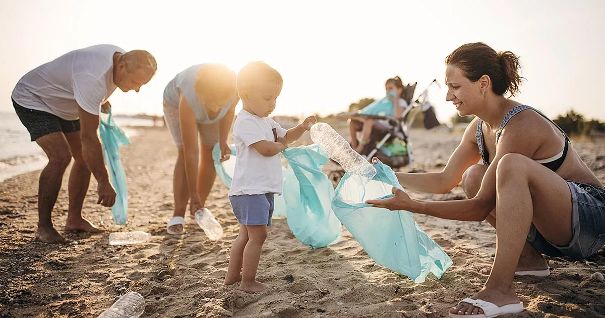 Giostre gratis ai bambini che ripuliscono la spiaggia dai rifiuti: un comune siciliano premia il rispetto dell’ambiente