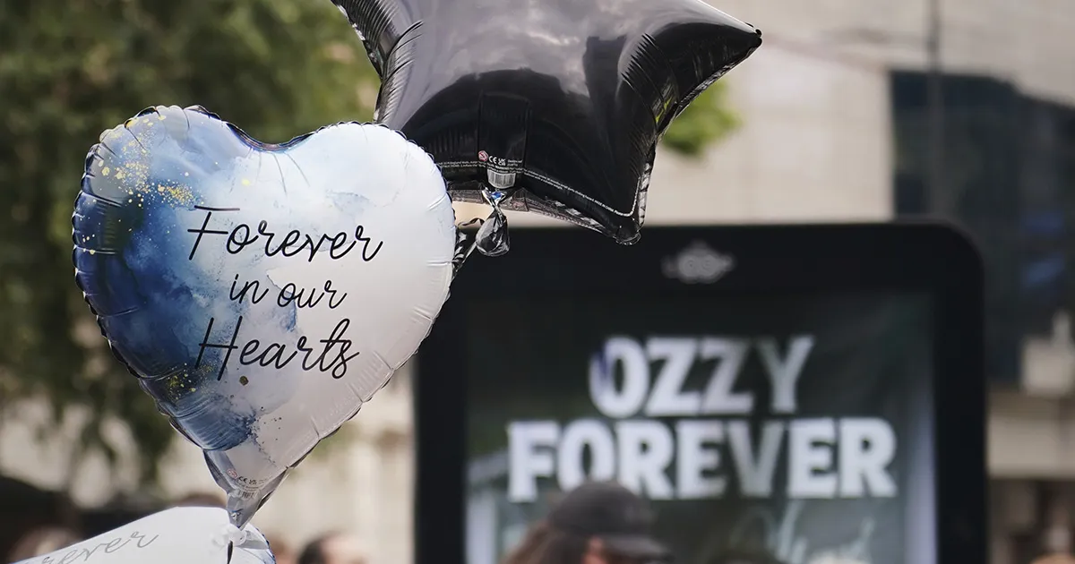 L’ultimo saluto a Ozzy Osbourne: in migliaia a Birmingham tra lacrime e musica, i video