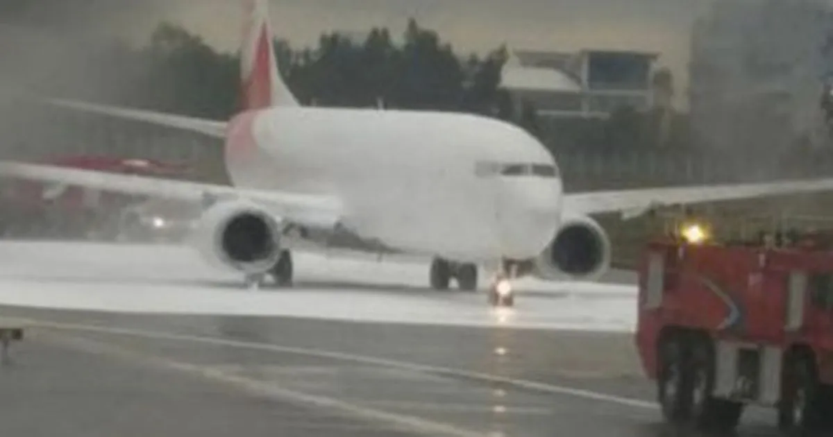 Scintille dal motore dell8217aereo E i pompieri 8220schiumano8221 i motori dell8217aereo sbagliato