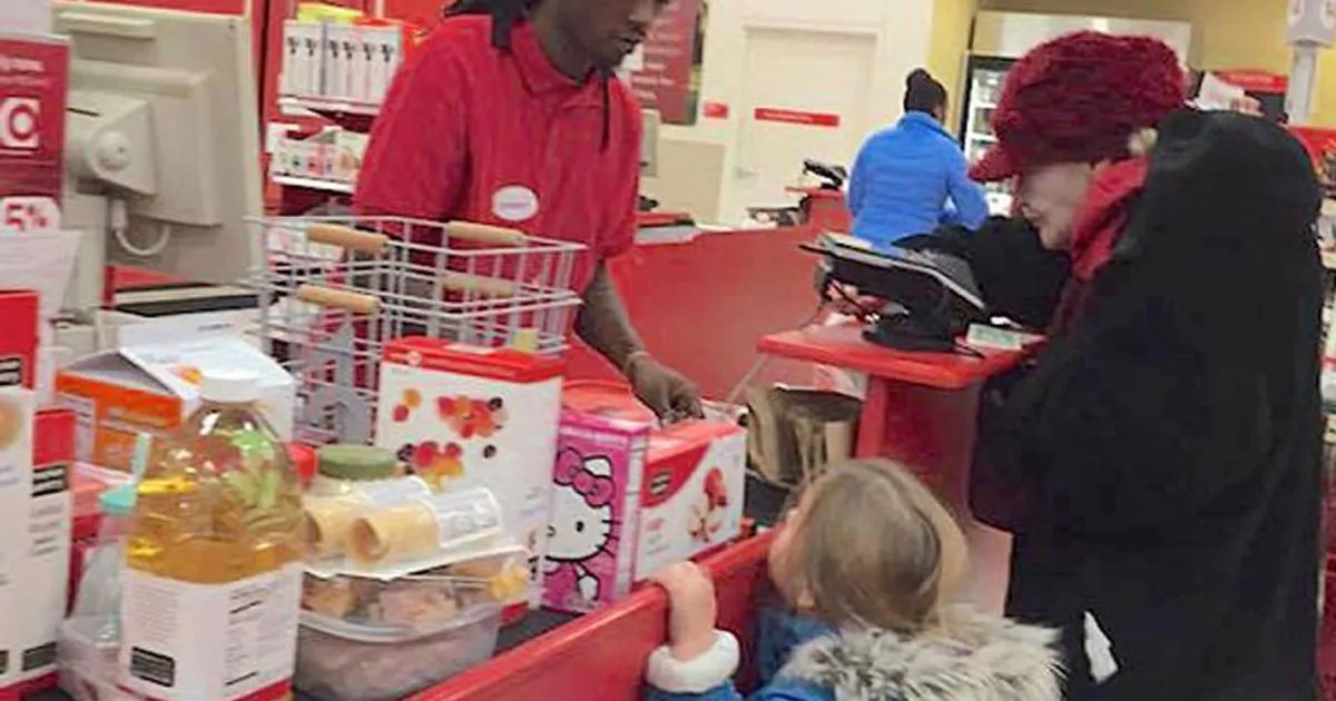 Ecco il cassiere gentile e paziente che conta un8217infinit di monetine alla signora anziana