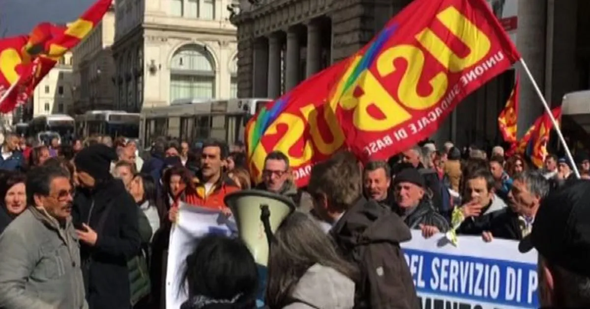 Roma via del Corso bloccata per manifestazione