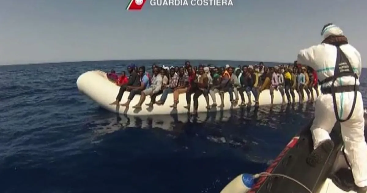 Nelle immagini i soccorsi della Guardia Costiera a 371 persone