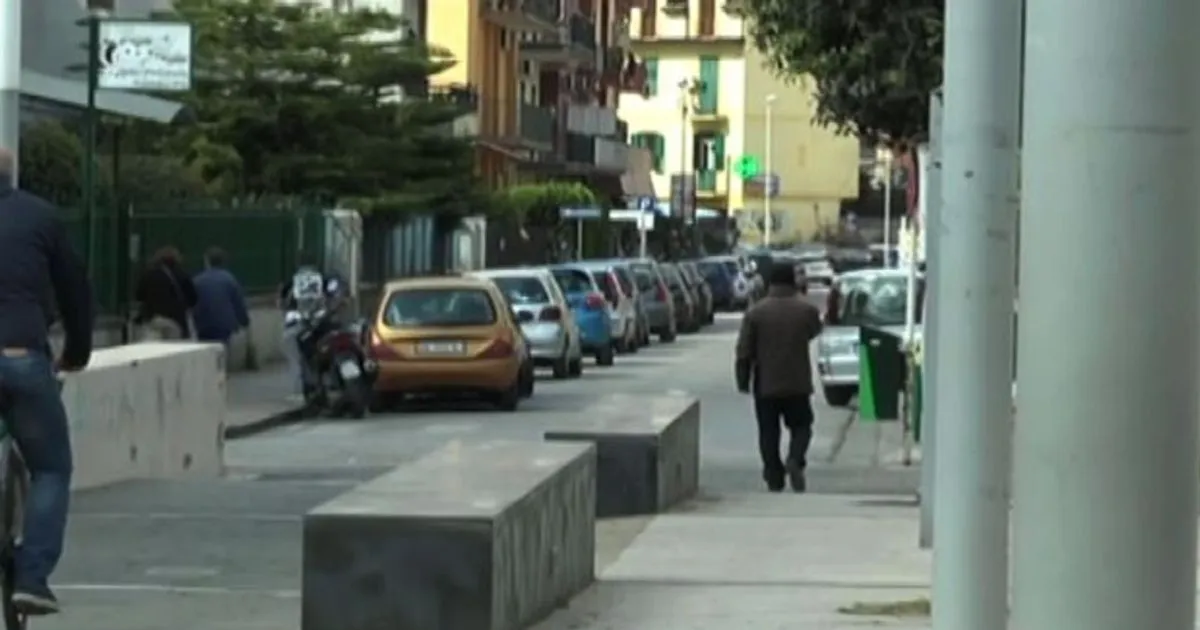Acerra motociclisti armati di mitra davanti a una scuola