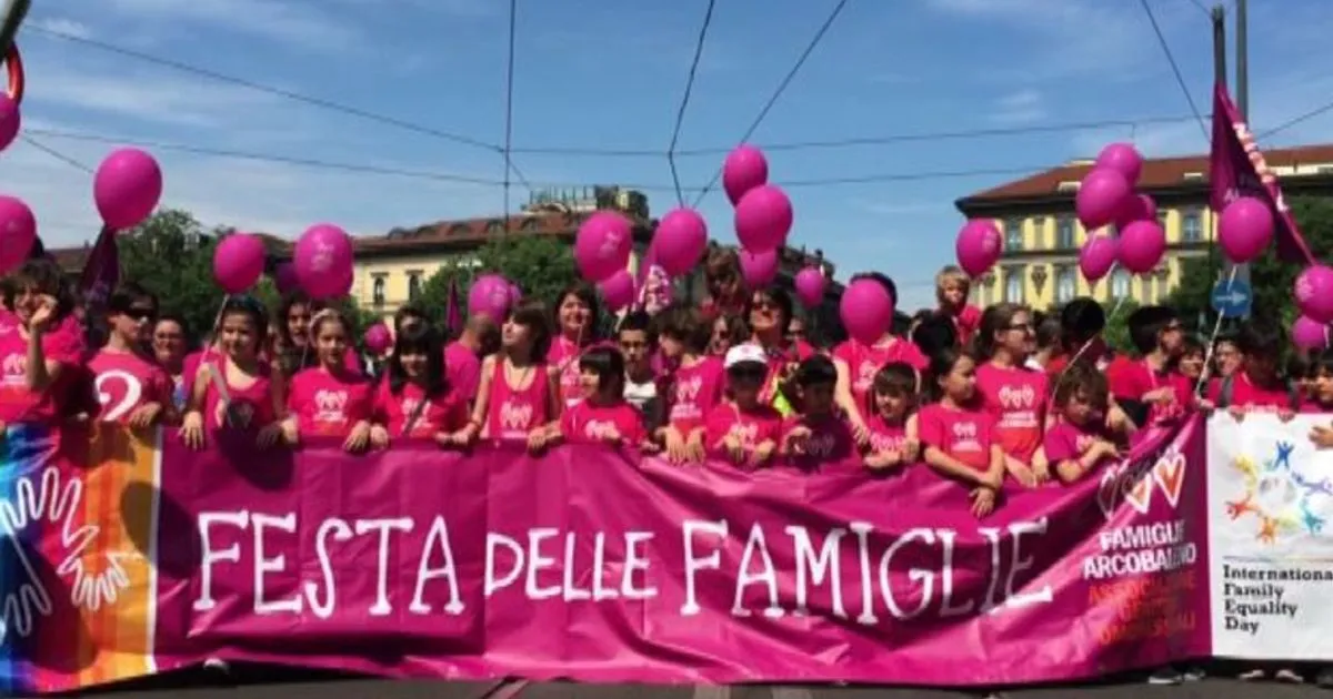 Migliaia in corteo Milano per la festa delle famiglie arcobaleno
