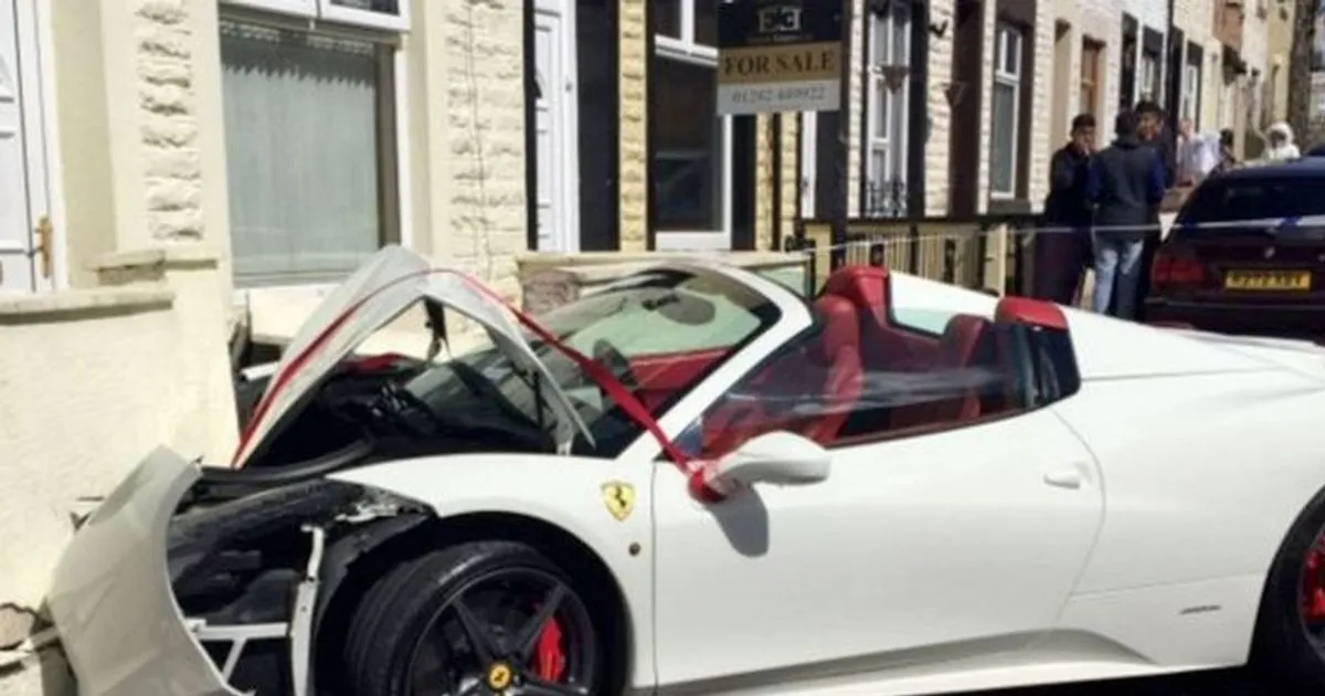La Ferrari affittata per le nozze finisce contro un muro