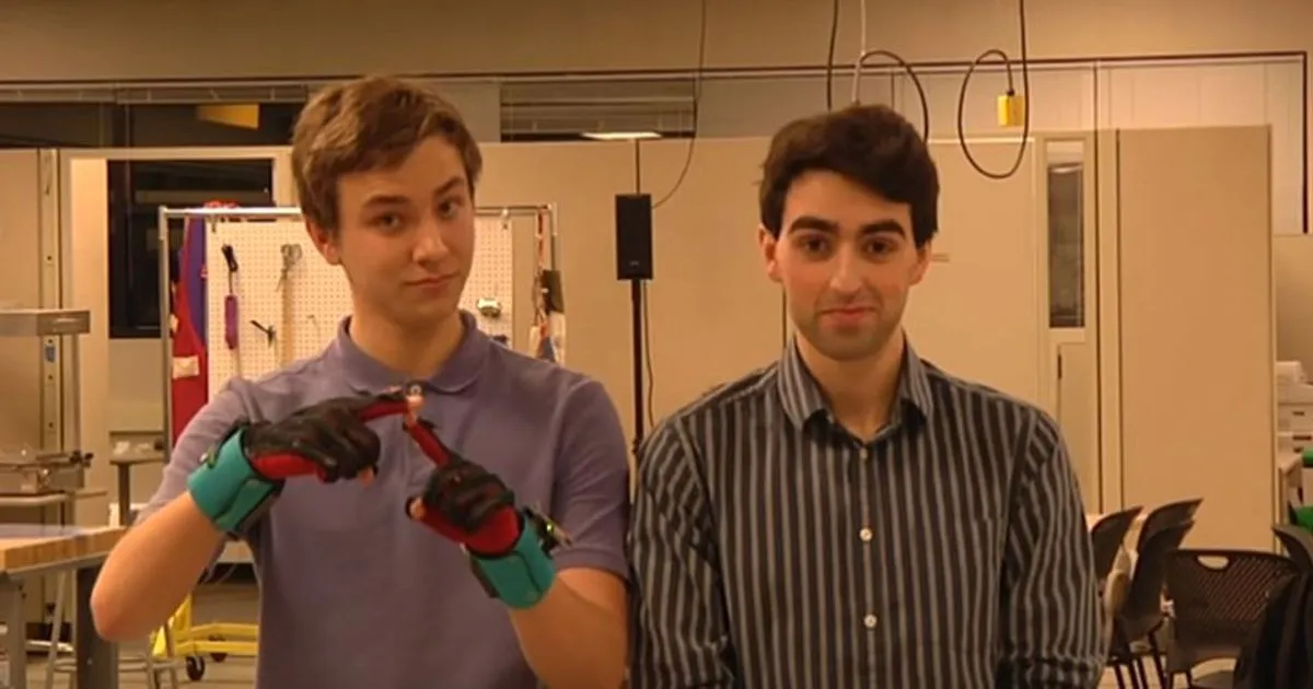 Guanti tecnologici per sordomuti l8217invenzione di due giovani studenti