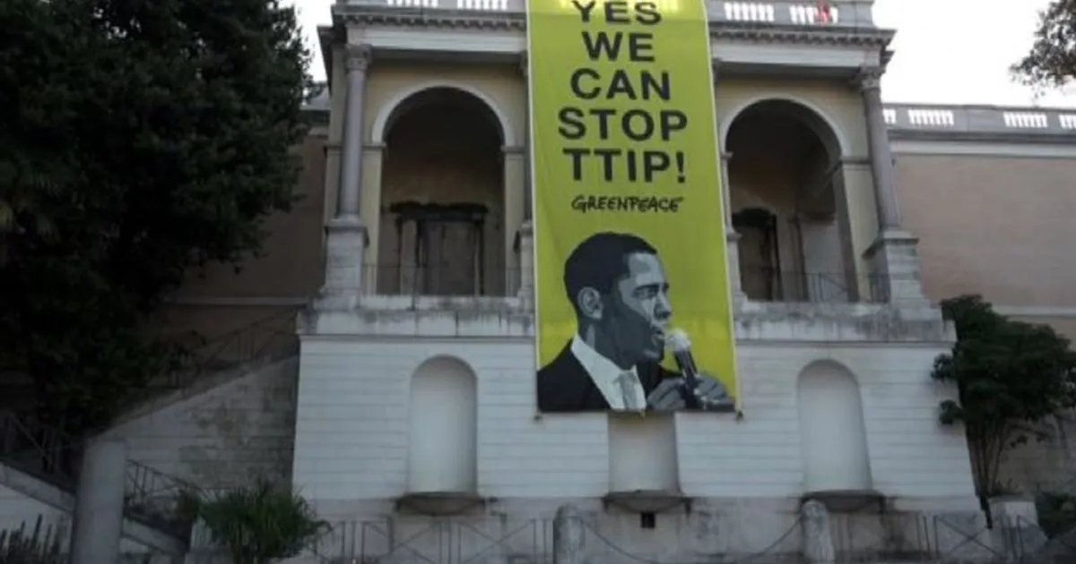 Greenpeace in azione a Roma 8220Yes we can stop TTIP8221