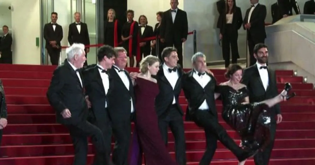 Cannes divertente Cancan sulla passerella del Festival