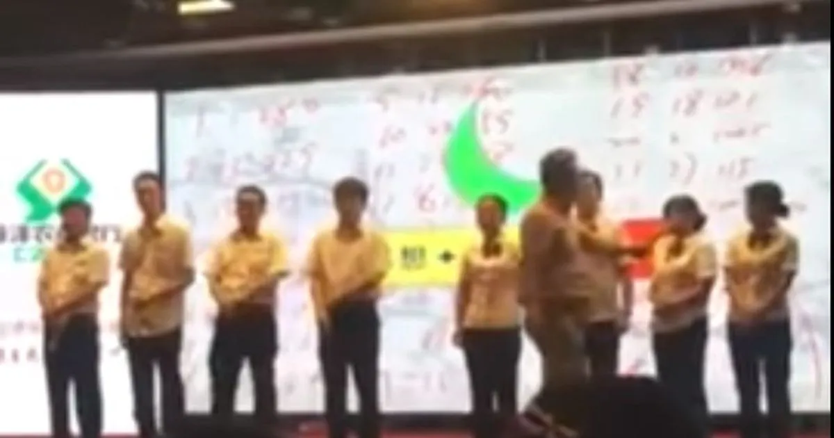 Il capo sculaccia i dipendenti ed il video indigna il web