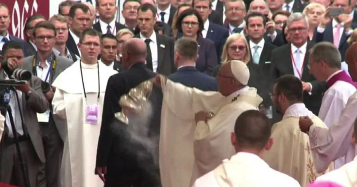Papa Francesco inciampa cade e prosegue la messa a Czestochowa
