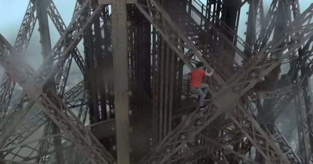 Tre ragazzi scalano a mani nude la Torre Eiffel