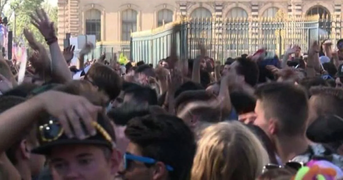 A Parigi tutti pazzi per la 8220Tecno parade 20168221