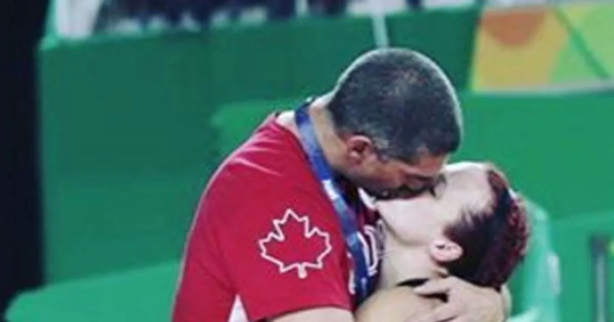 Un bacio che racconta vita sport e forza