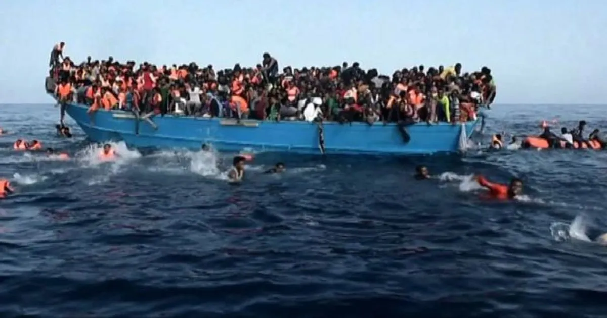 I migranti finiscono in mare il video del drammatico salvataggio
