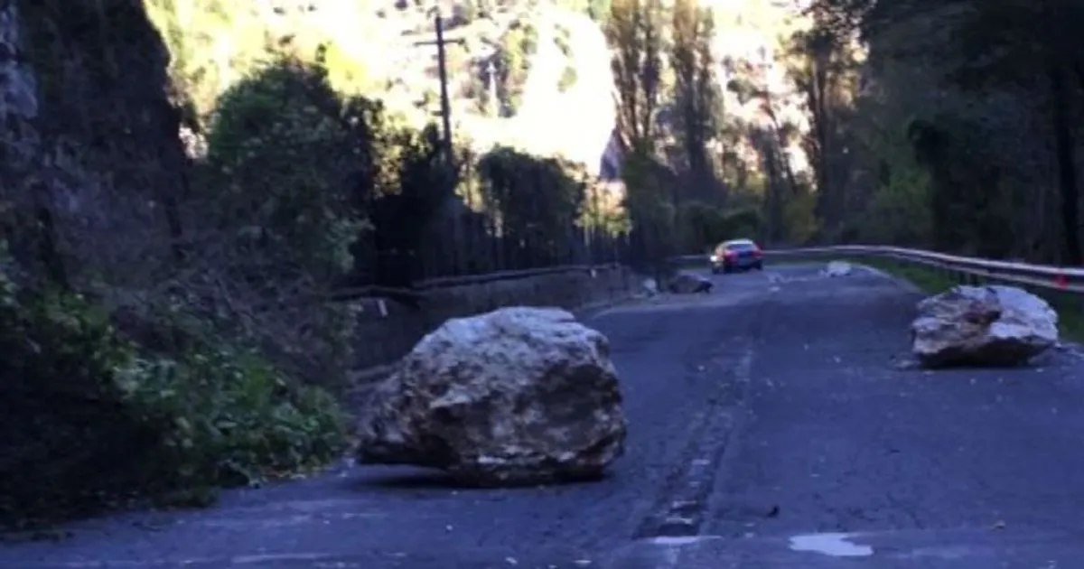 Sisma le immagini dei massi crollati sulla strada di Visso